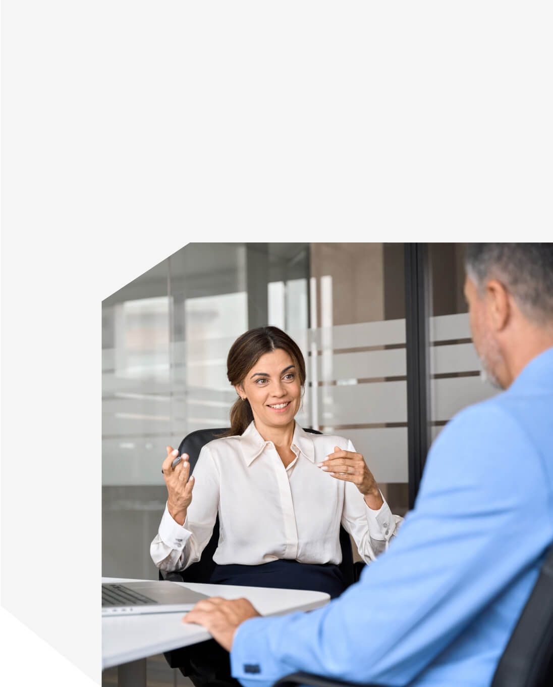 Woman in business attire discussing strategy in office meeting – Neutrinos